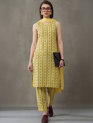 everyday classic women floral embroidered regular thread work cotton kurta with trousers & with dupatta 1