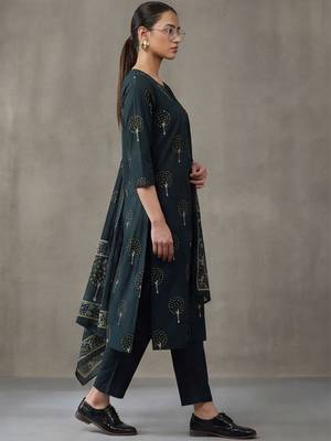 smart women floral printed regular cotton kurta with trousers & with dupatta 3