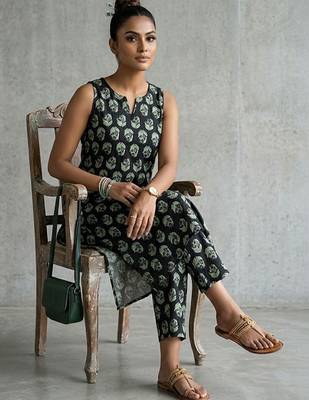classic women paisley printed regular kurta with trousers 1