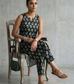 classic women paisley printed regular kurta with trousers