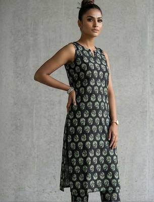 classic women paisley printed regular kurta with trousers 2