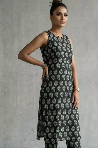 classic women paisley printed regular kurta with trousers