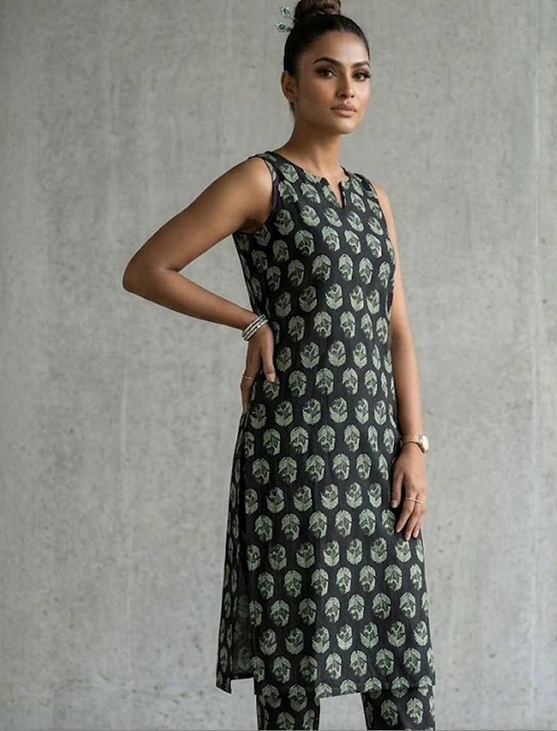 classic women paisley printed regular kurta with trousers