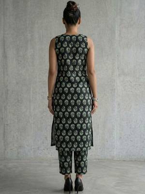classic women paisley printed regular kurta with trousers 3