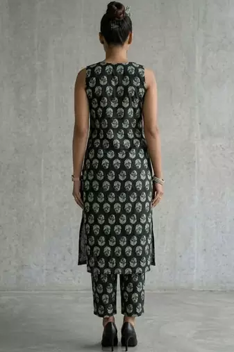 classic women paisley printed regular kurta with trousers