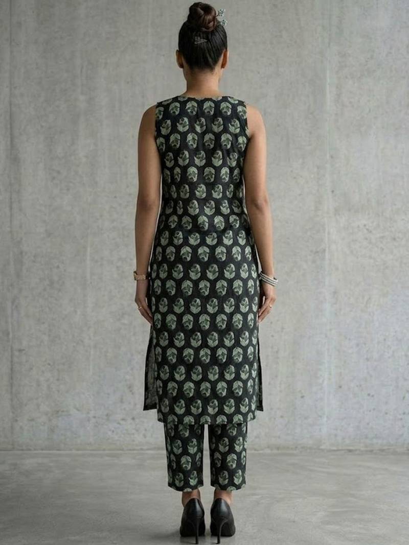 classic women paisley printed regular kurta with trousers