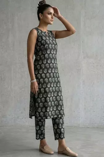 classic women paisley printed regular kurta with trousers
