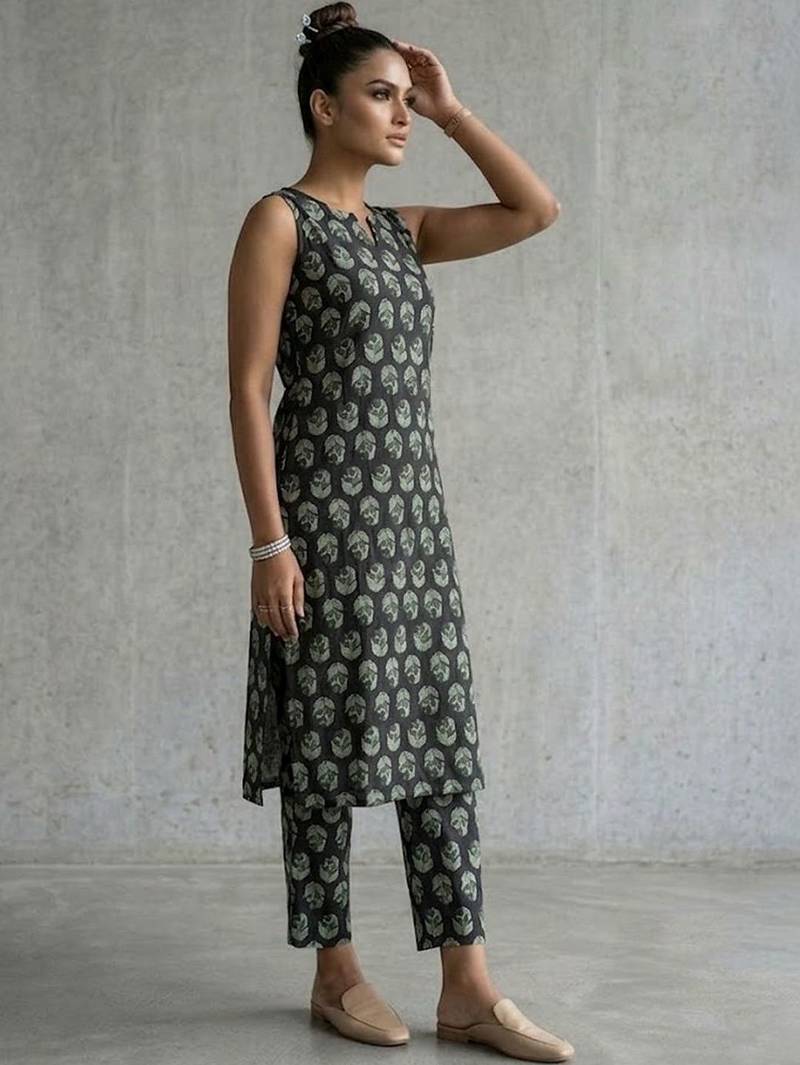 classic women paisley printed regular kurta with trousers
