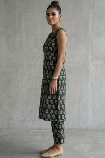 classic women paisley printed regular kurta with trousers