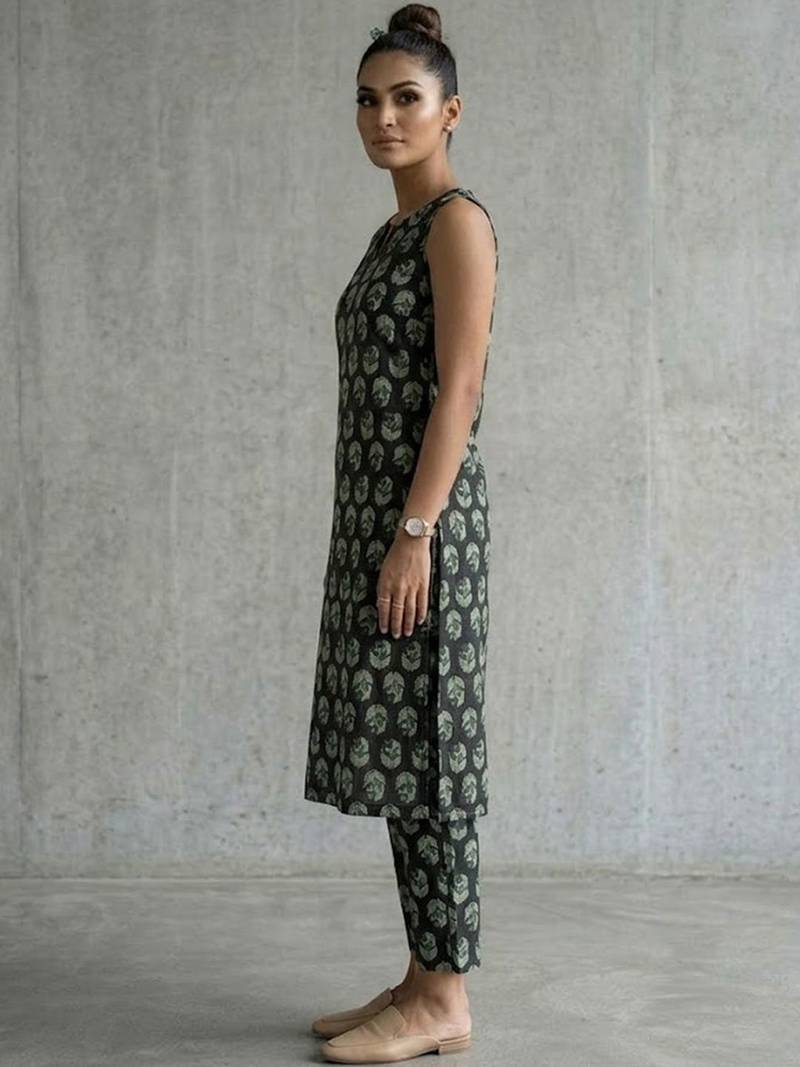 classic women paisley printed regular kurta with trousers