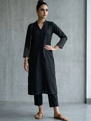 classic women ethnic motifs printed regular kurta with trousers 1