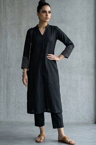 classic women ethnic motifs printed regular kurta with trousers