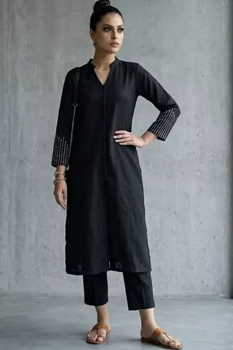 classic women ethnic motifs printed regular kurta with trousers