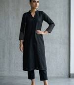classic women ethnic motifs printed regular kurta with trousers