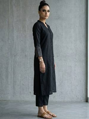 classic women ethnic motifs printed regular kurta with trousers 2