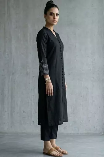 classic women ethnic motifs printed regular kurta with trousers