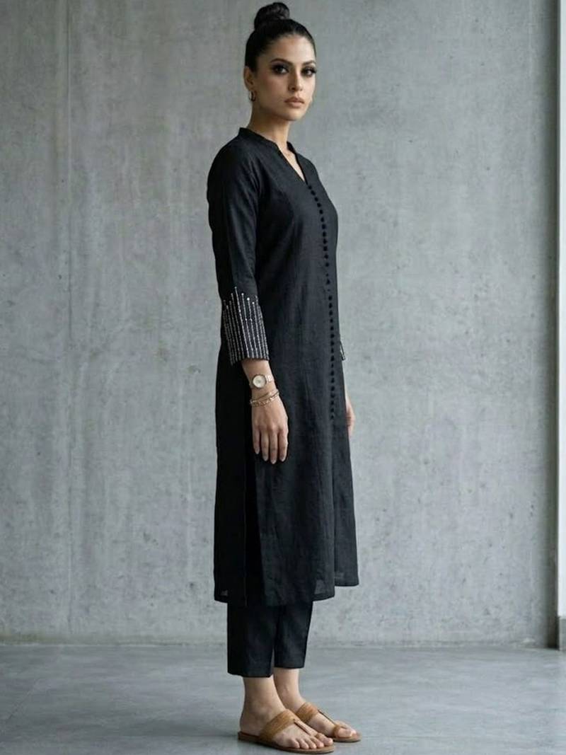 classic women ethnic motifs printed regular kurta with trousers
