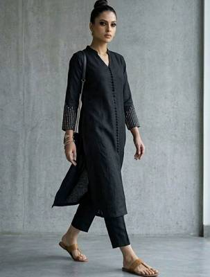 classic women ethnic motifs printed regular kurta with trousers 4
