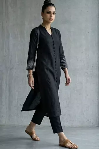 classic women ethnic motifs printed regular kurta with trousers