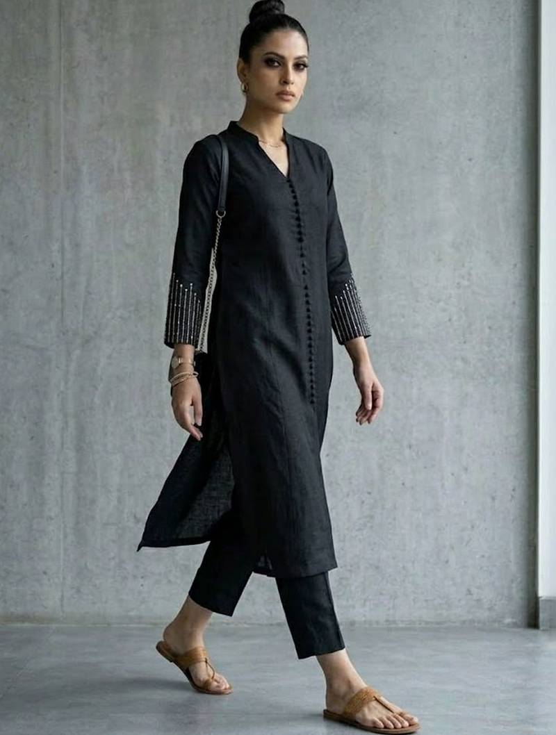 classic women ethnic motifs printed regular kurta with trousers