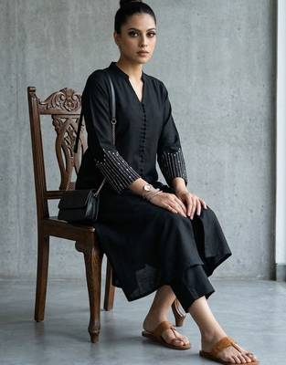 classic women ethnic motifs printed regular kurta with trousers 5
