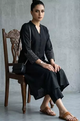 classic women ethnic motifs printed regular kurta with trousers