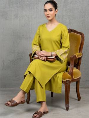 lightweight women floral printed regular thread work kurta with trousers 1