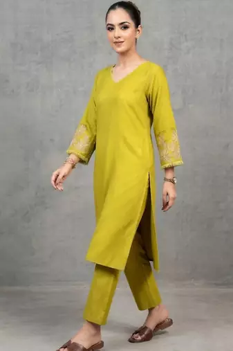 lightweight women floral printed regular thread work kurta with trousers
