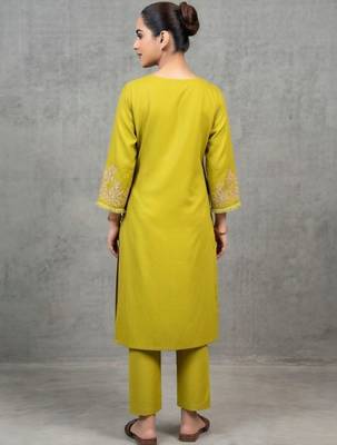 lightweight women floral printed regular thread work kurta with trousers 5