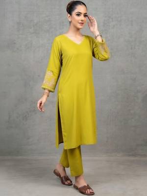 lightweight women floral printed regular thread work kurta with trousers 6