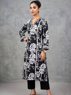 workwear women floral printed regular cotton kurta with trousers 3
