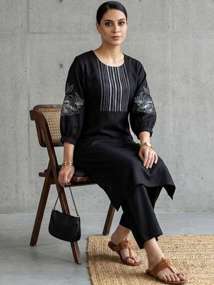 contemporary women embroidered regular thread work kurta with trousers 1