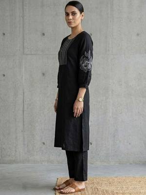 contemporary women embroidered regular thread work kurta with trousers 2