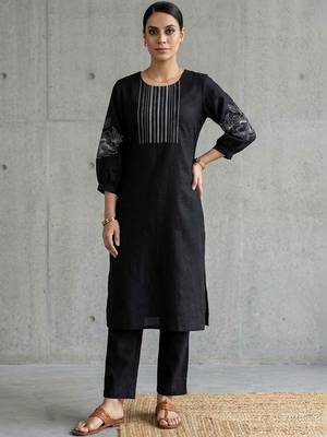 contemporary women embroidered regular thread work kurta with trousers 4
