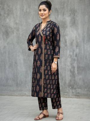 lightweight women paisley printed regular cotton kurta with trousers 1
