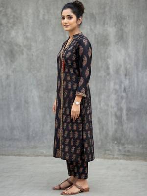 lightweight women paisley printed regular cotton kurta with trousers 5