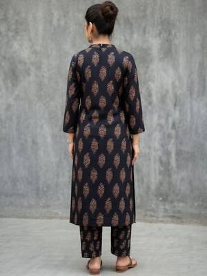 lightweight women paisley printed regular cotton kurta with trousers 6