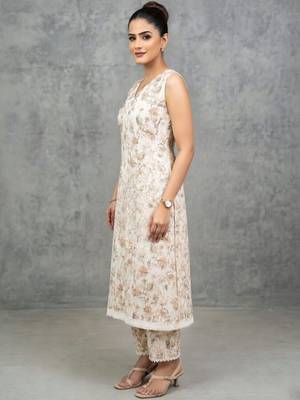 lightweight women floral printed regular kurta with trousers 3