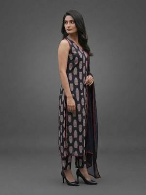 lightweight women printed regular cotton kurta with trousers & with dupatta 5