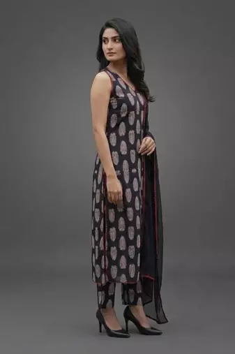 lightweight women printed regular cotton kurta with trousers & with dupatta