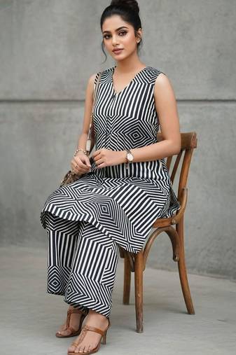 workwear women geometric printed regular kurta with trousers