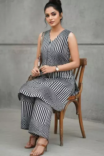 workwear women geometric printed regular kurta with trousers