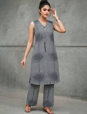 workwear women geometric printed regular kurta with trousers 2