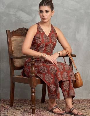 classic women ethnic motifs printed regular kurta with trousers 1