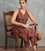 classic women ethnic motifs printed regular kurta with trousers