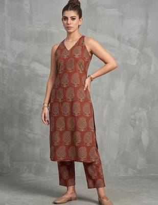 classic women ethnic motifs printed regular kurta with trousers 2