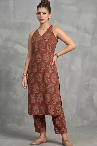 classic women ethnic motifs printed regular kurta with trousers
