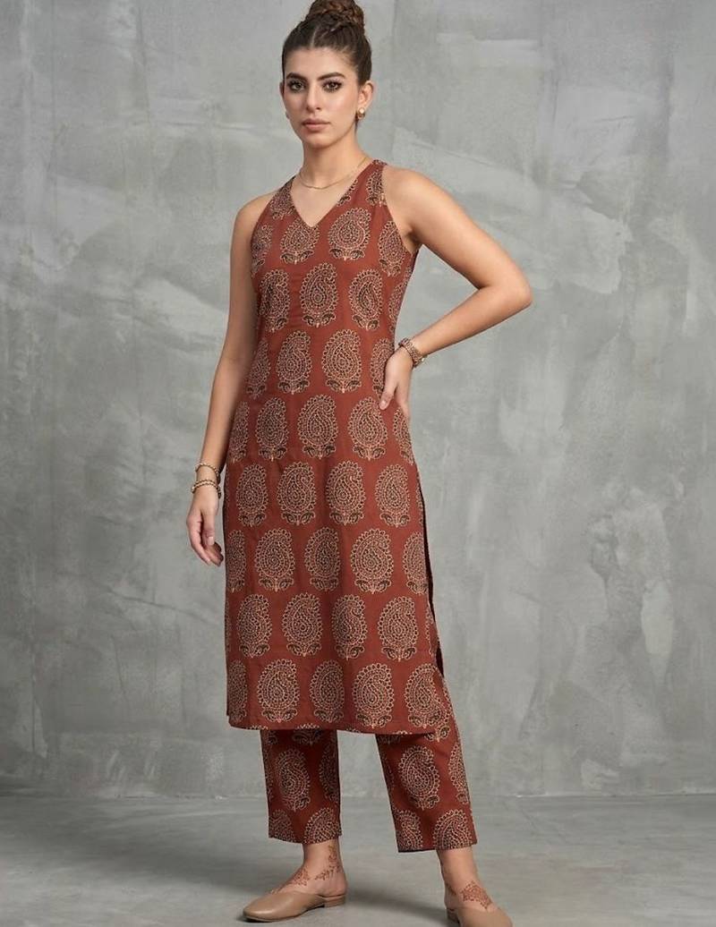 classic women ethnic motifs printed regular kurta with trousers