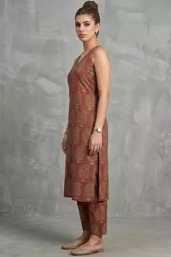 classic women ethnic motifs printed regular kurta with trousers