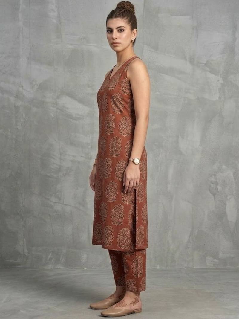 classic women ethnic motifs printed regular kurta with trousers